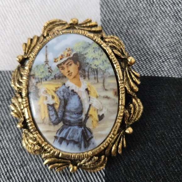 Lot of 2 Gold Tone Metal Framed Victorian Inspired Brooches of Female Subjects - Picture 6 of 11